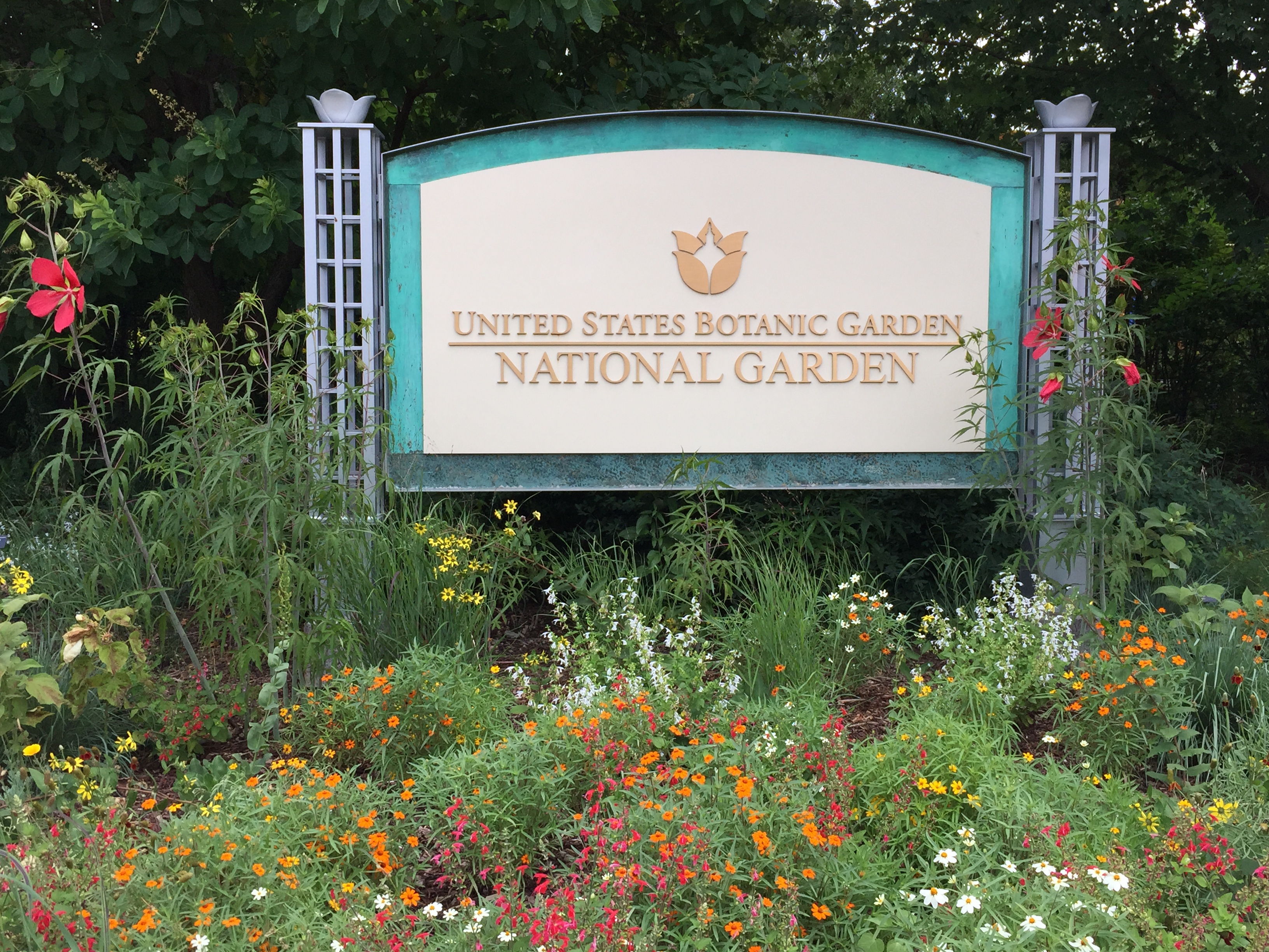 Sign at the entrance to the National Garden