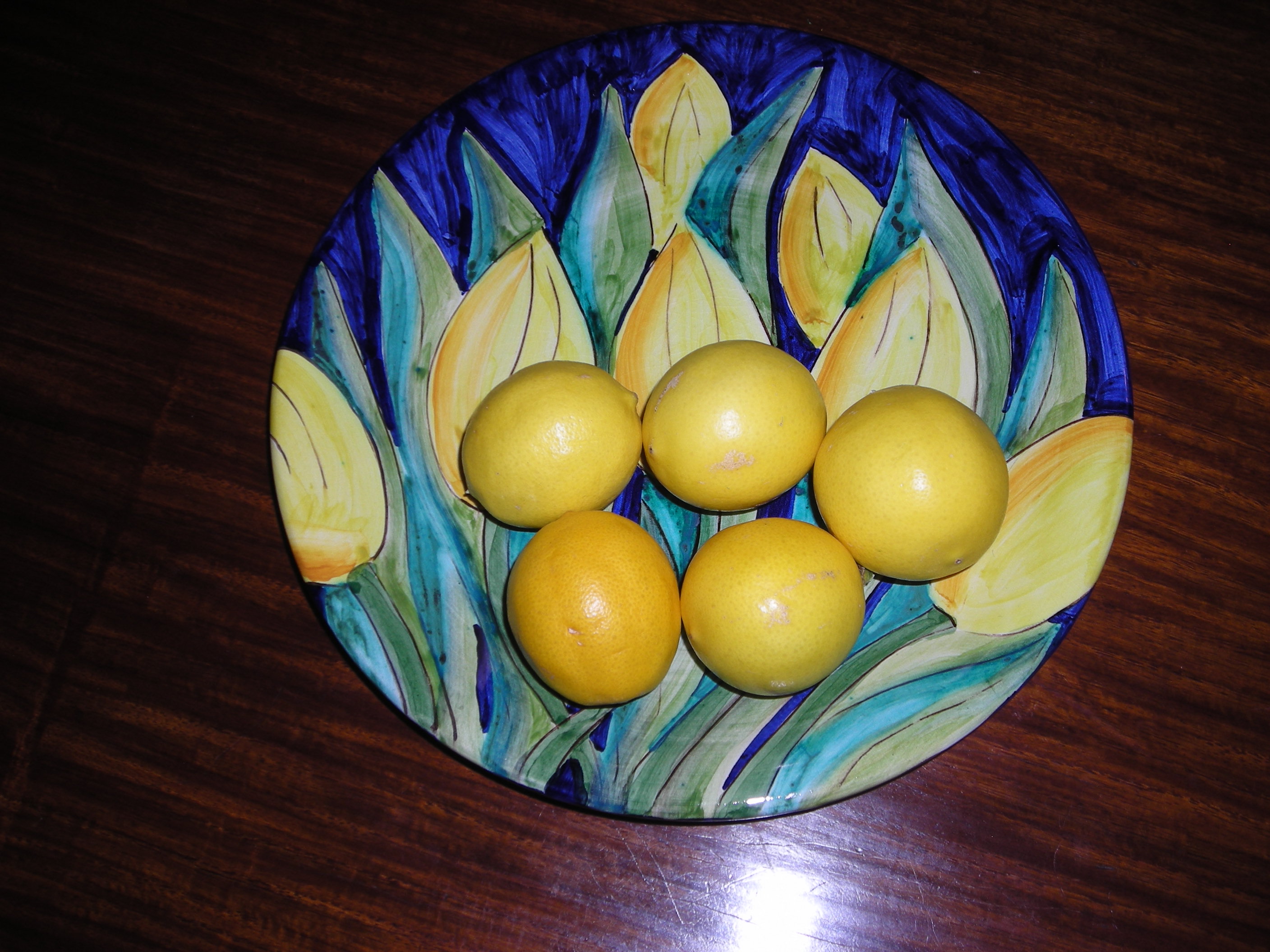The ripe lemons, ready to use