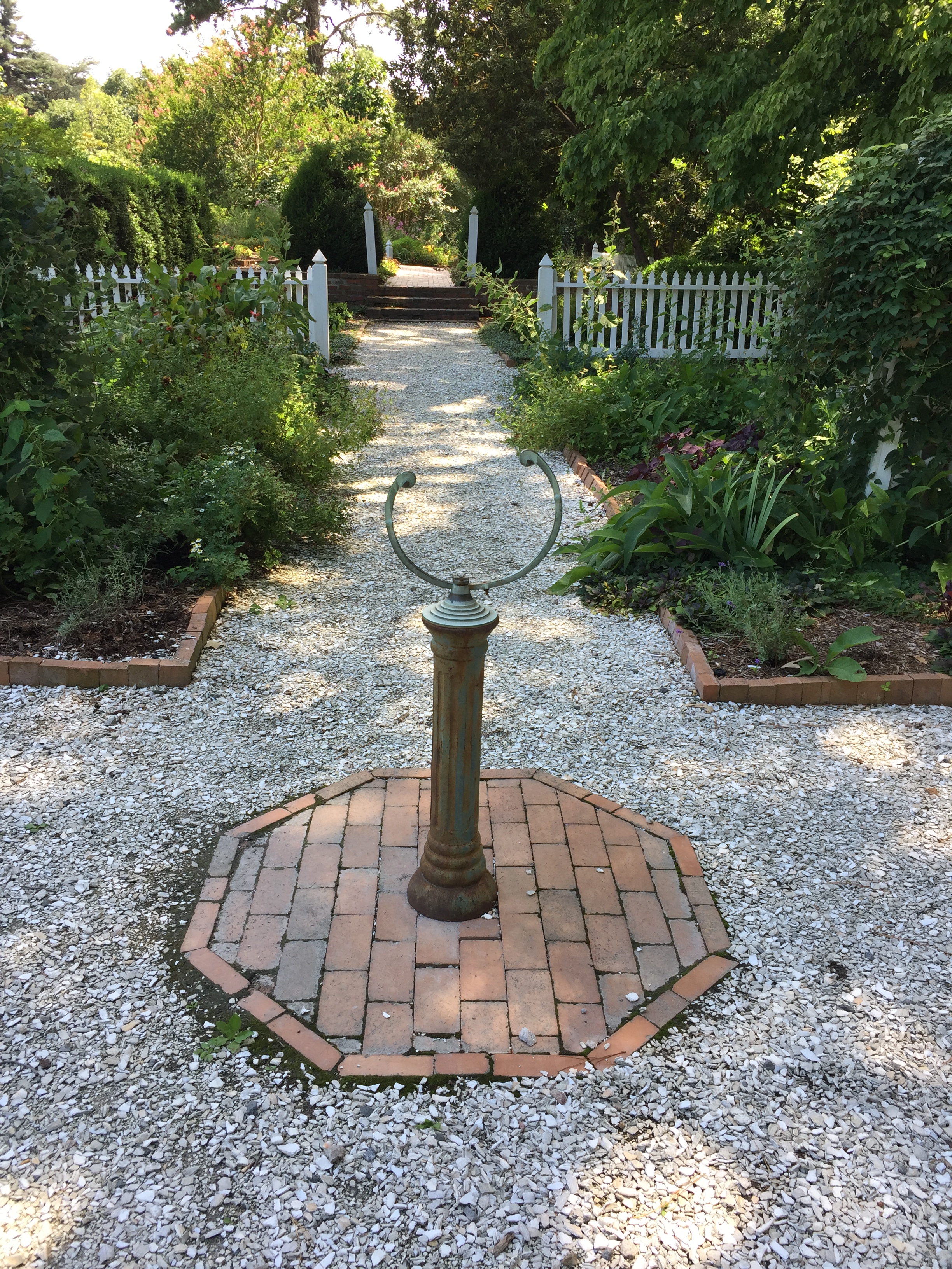 Overview of the Colonial Herb Garden. Photo © 2018 Elaine Mills.