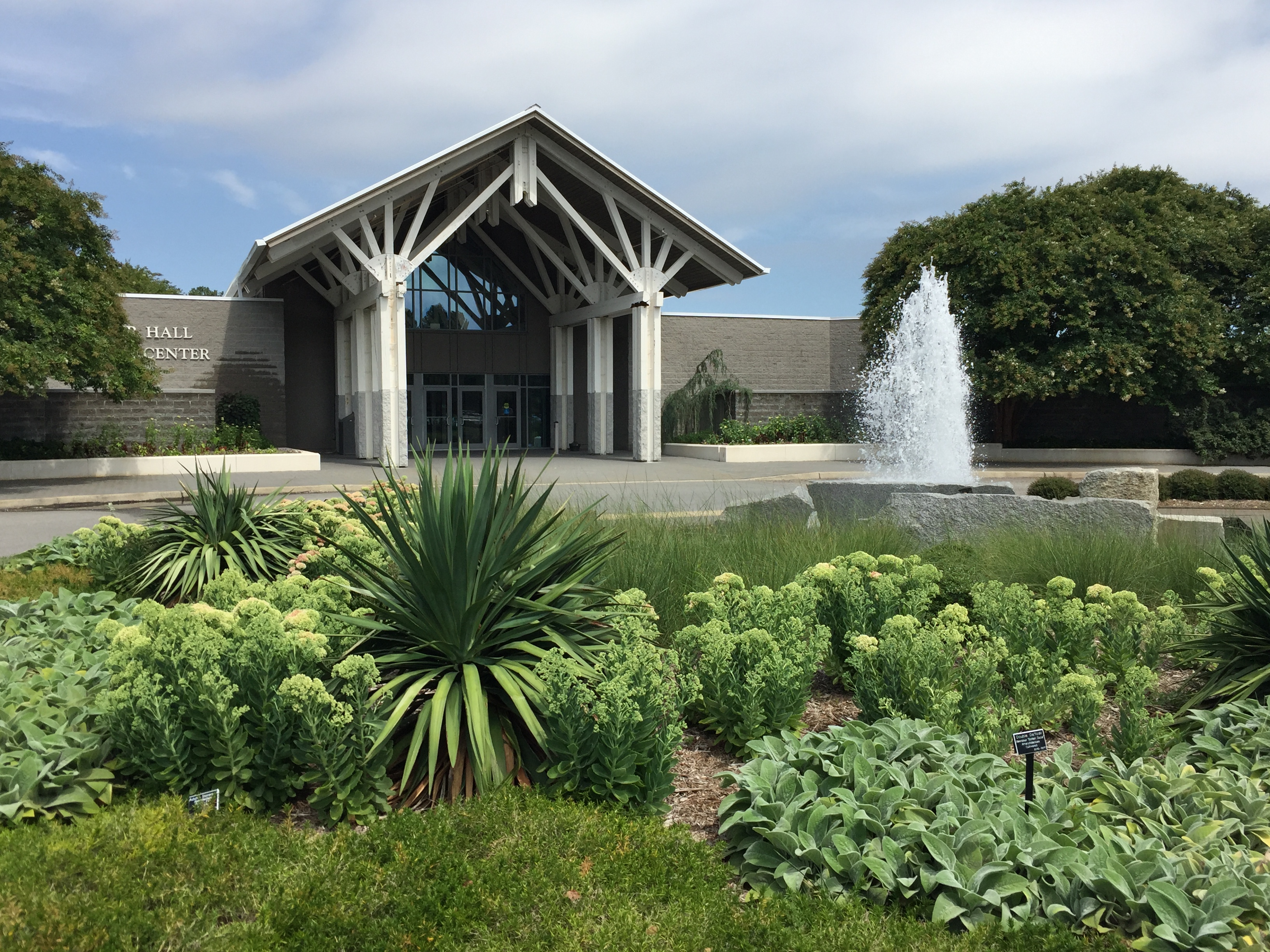 The Visitors Center has a gift shop and facilities for classes and conferences. Photo © 2018 Elaine Mills.