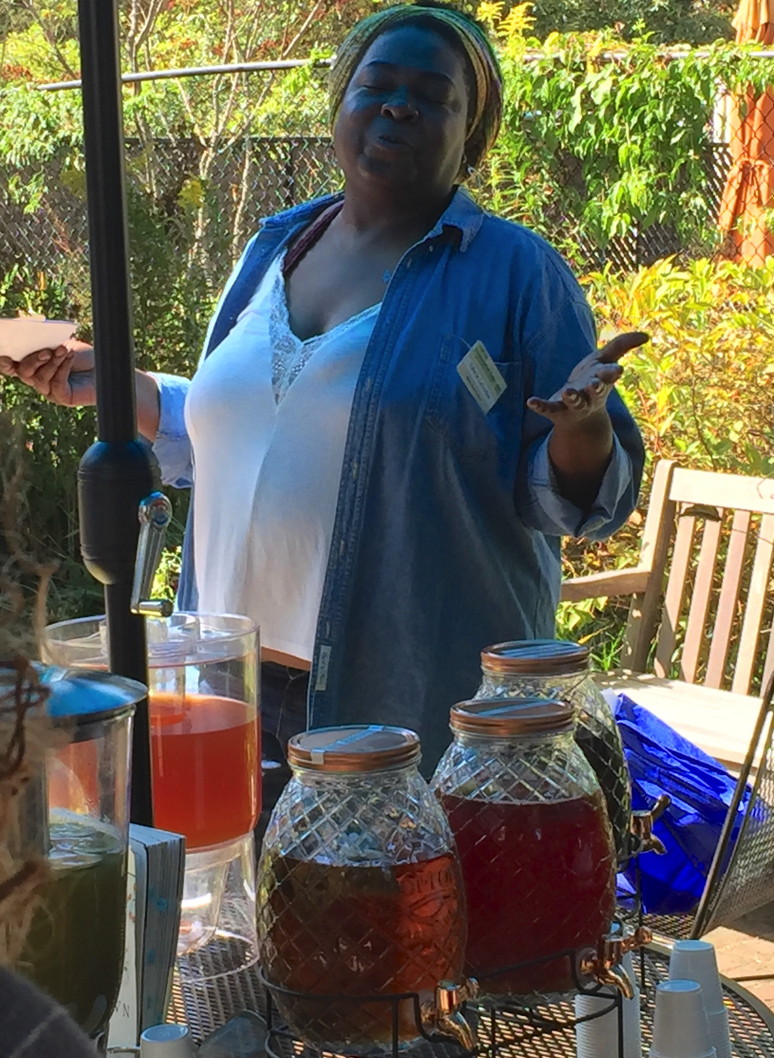 Mary Lou Leary teaching at the tea table. Photo © 2019 MGNV
