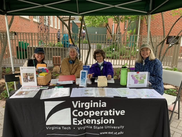 Master Gardeners at Fairlington Plant Clinic
