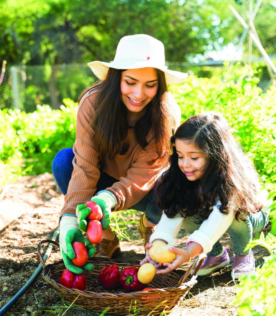 Madre y niña con vegetales